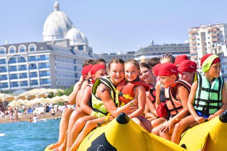 Planet FUN v Turecku - s deťmi na jazde na banáne na mori.