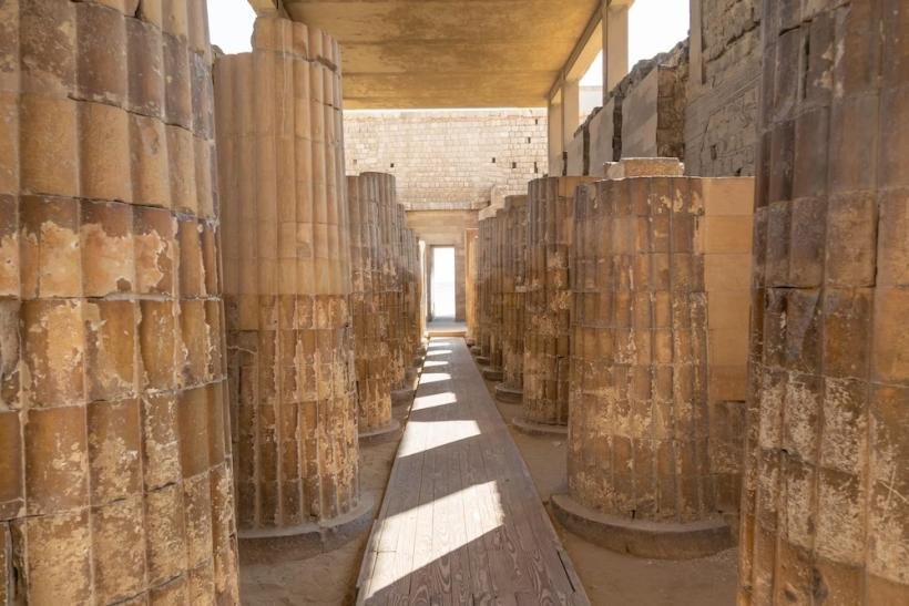 Vchod do komplexu faraóna Džosera lemujú stĺpy. Sakkara. Egypt.