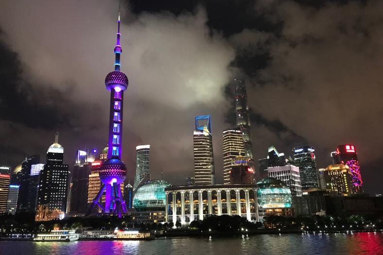 Večerný Šanghaj a výškové budovy.