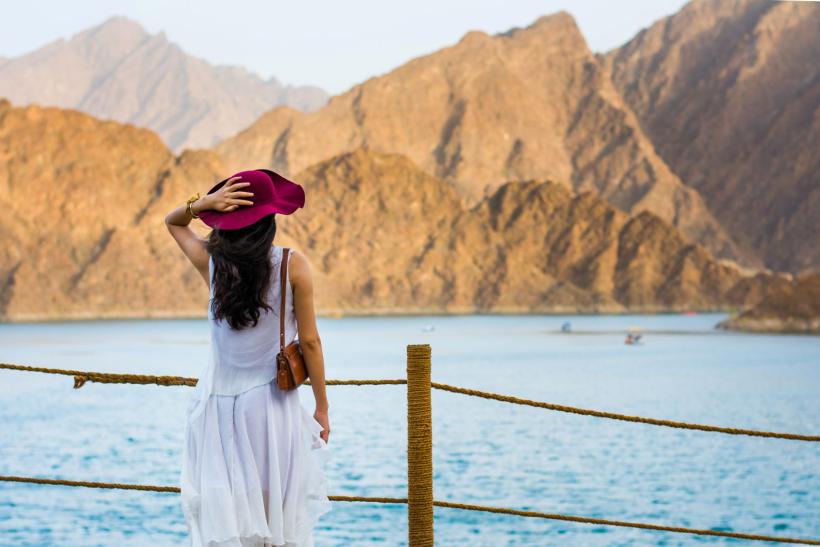 Turistka s výhľadom na jazero Hatta, Spojené arabské emiráty.