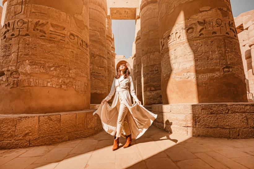 žena počas poznávania chrámu v Karnaku, Egypt