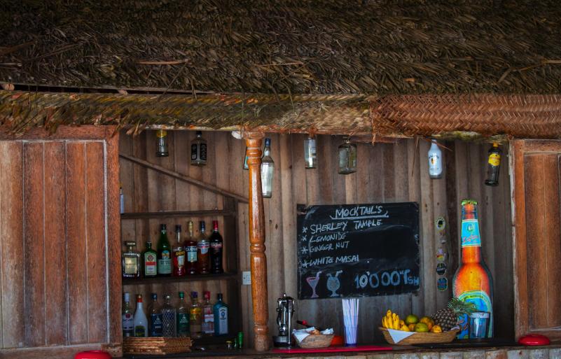 Drevený bar s nápojmi. Zanzibar.