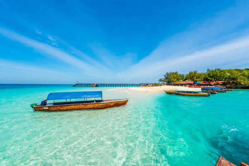 Tyrkysové more a loď na ostrove Zanzibar.