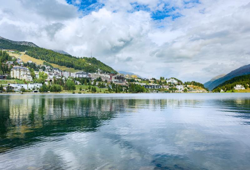 Horské mesto St. Moritz s jazerom a domami pri vode.