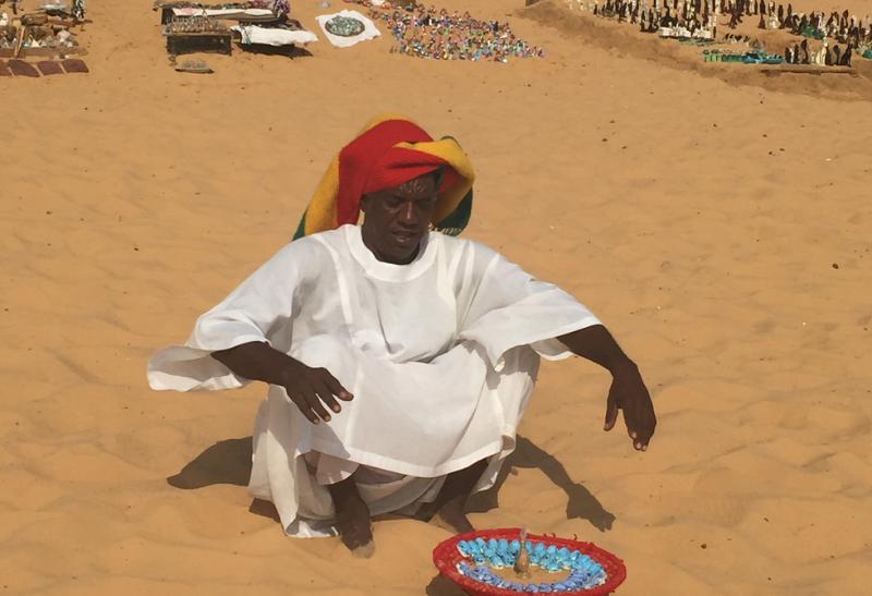 Núbijský muž predávajúci suveníry