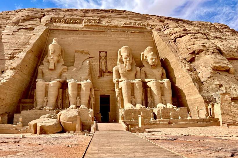 Chrám v Abú Simbel so sediacimi sochami faraóna.