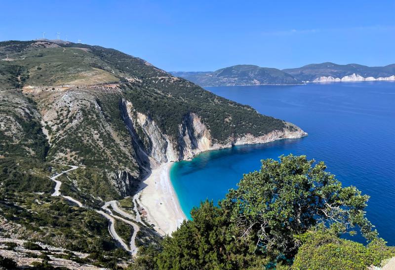 Kefalónia a jej najznámejšia pláž Myrtos so skalným útesom.