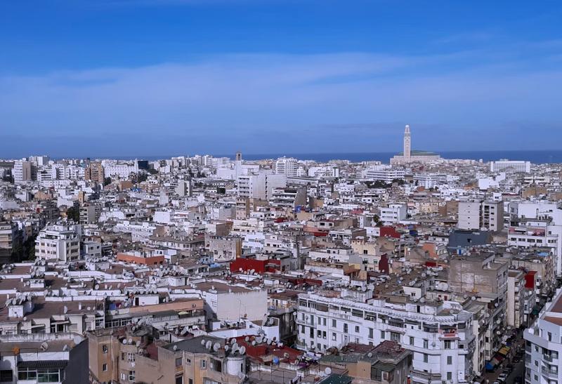 Pobežné mesto Casablanca s domami a mešitou v pozadí počas dňa.