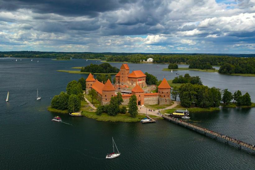 Hrad Trakai na malom ostrove v Litve.