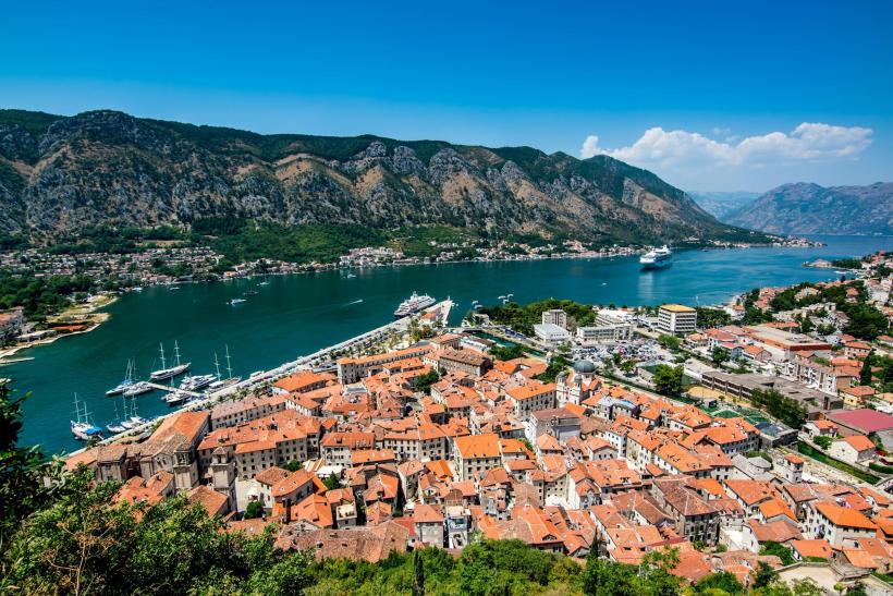 Boka Kotorska v Čiernej Hore s loďami a budovami.