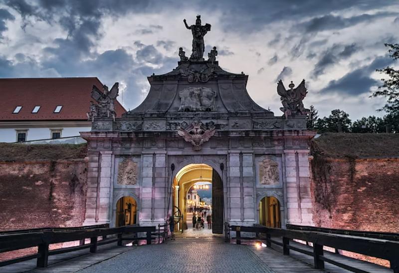 Brána v meste Alba Iulia v Rumunsku.