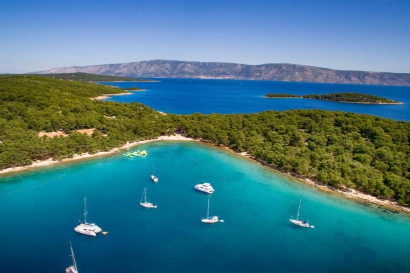 Ostrov Hvar obklopený morom.