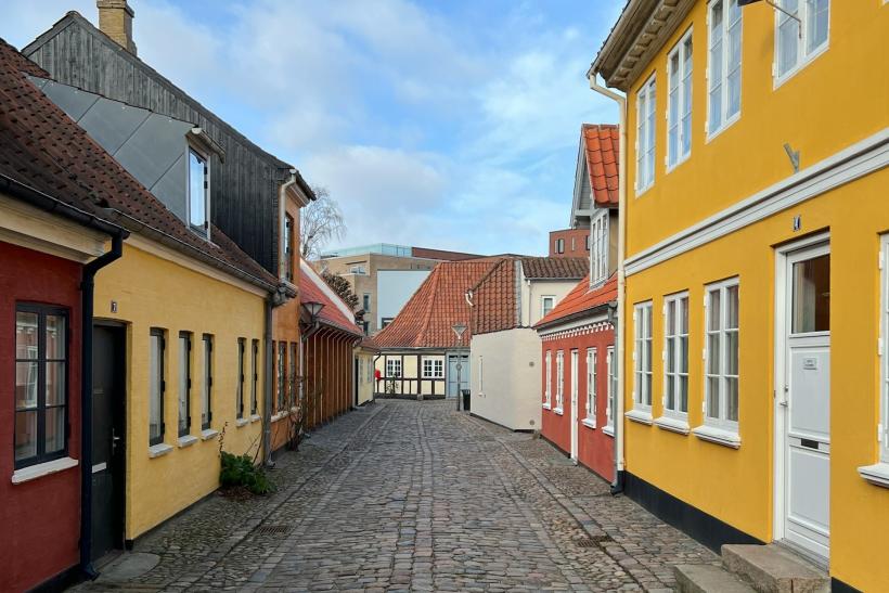 Odense, rodné mesto Hansa Christiana Andersena s farebnými domami.