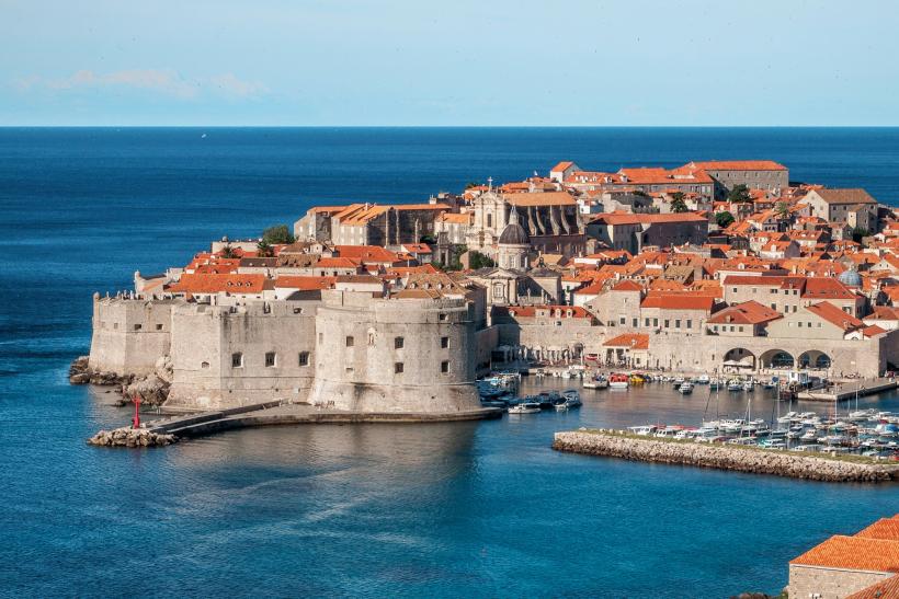 Hradby, domy v Dubrovníku a more.