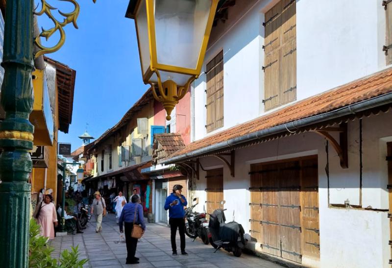 Historické centrum Kochi a kráčajúci ľudia počas dňa.