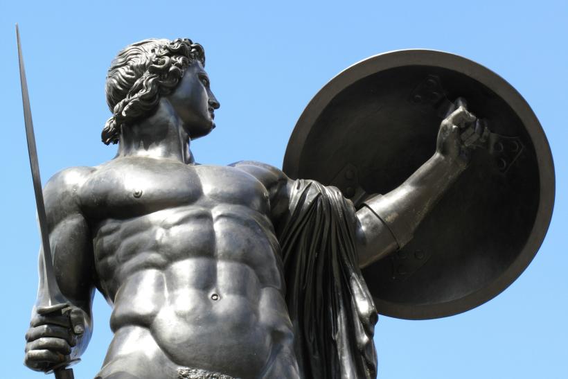 Socha muža s mečom.