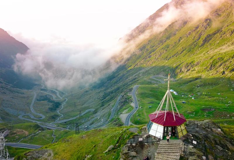 Horská cesta s malebnými scenériami Transfagarasan v Rumunsku.