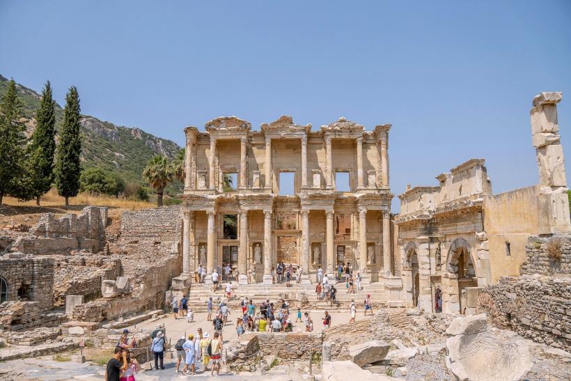 Historické ruiny v Efeze a turisti.