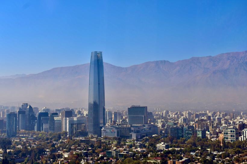 Mesto Santiago de Chile s modernými budovami a horami v pozadí.