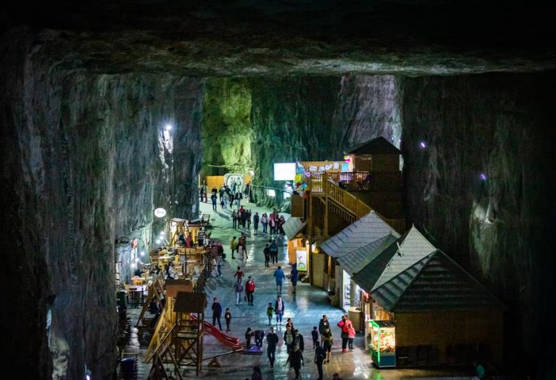 Soľná jaskyňa Salina Turda v Rumunsku a návštevníci.