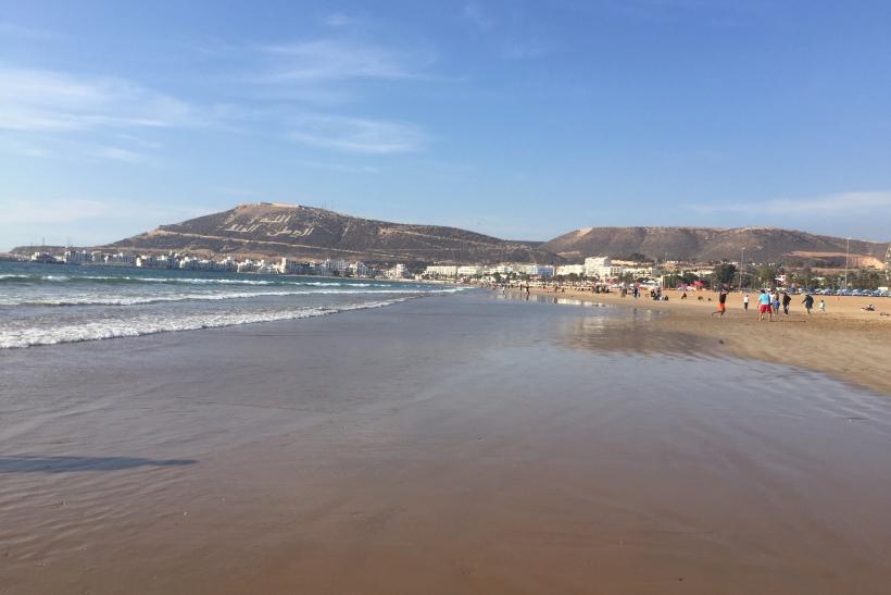 Agadir s členitým pobrežím a novým mestom.