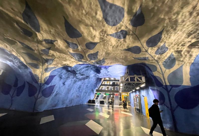 Metro stanica s modro bielymi pomaľovanými stenami v Štokholme.