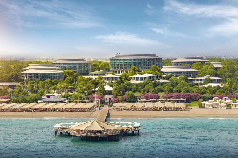 Hotel Calista  Luxury Resort s budovami, lesom a pláž.