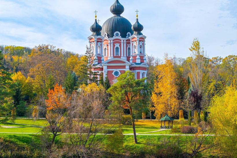 Kláštor Curchi a zelený park.