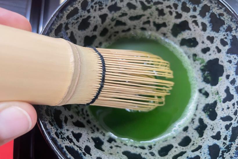 Príprava zeleného čaju - matcha s metličkou.