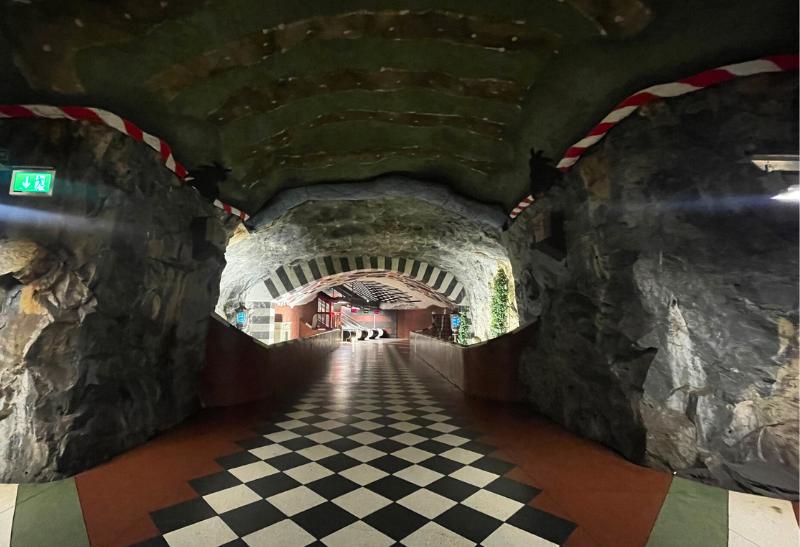 Stanica na metro v Štokholme pripomínajúca vstup do jaskyne.