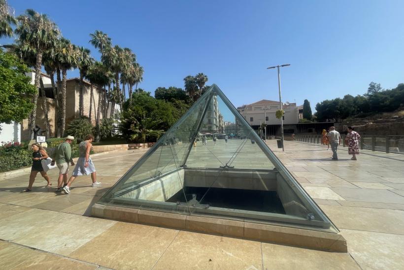 Sklená pyramída a centrum Malagy.