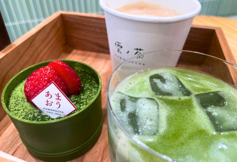 Zelený matcha čaj, matcha koláčik pekne servírované v kaviarni.
