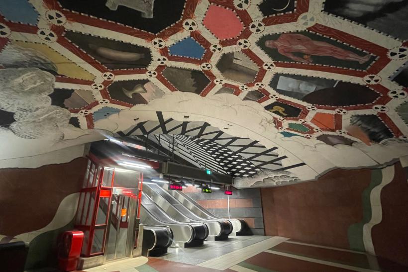 Stanica na metro v Štokholme pomaľovaná originálnymi maľbami.
