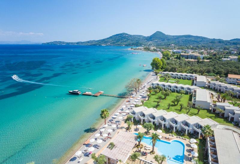 Piesková pláž s hotelmi a krásnym tyrkysovým morom na Korfu.