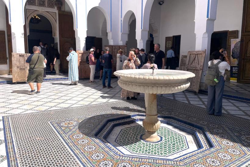 Interiér v paláci Bahia v Marrákeši a návštevníci.
