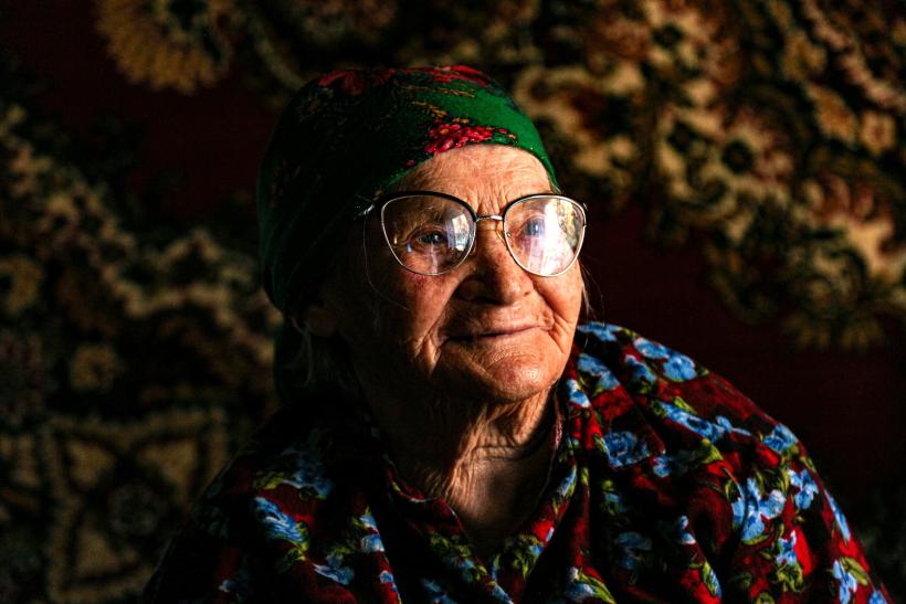 Babka v tradičnom odeve.