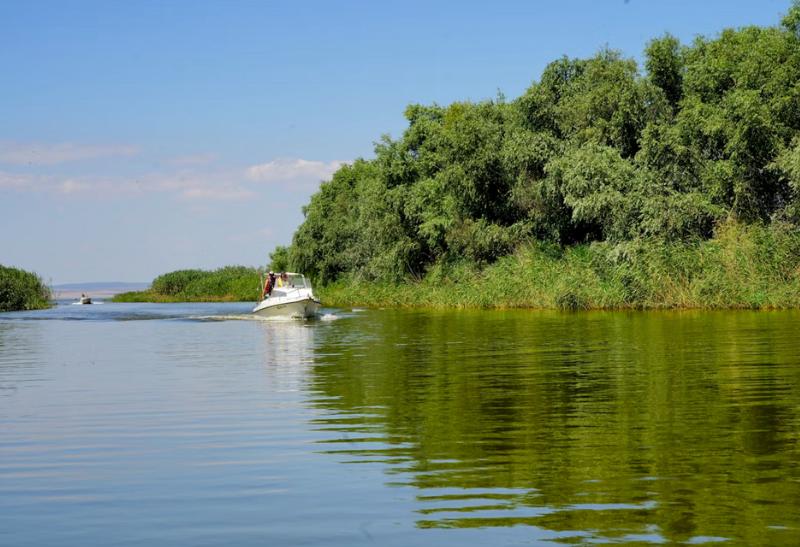 Loď v v delte Dunaja počas dňa. Rumunsko.