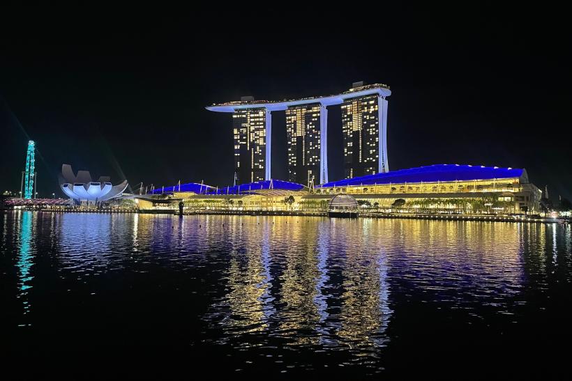 Vysvietené budovy Marina Bay v Singapure.