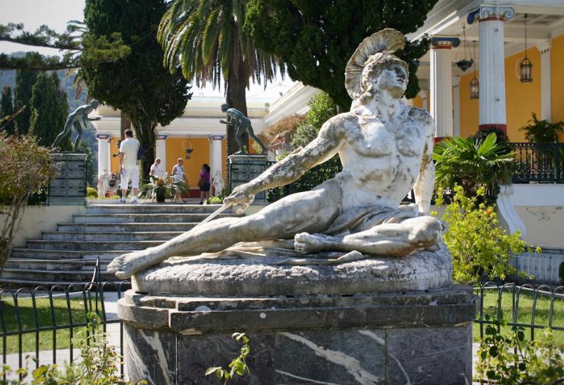 Palác Achilleion a socha Achillea v záhrade.