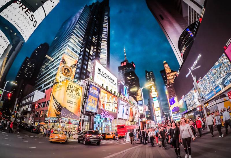 Námestie Times Square s ľudmi večer.