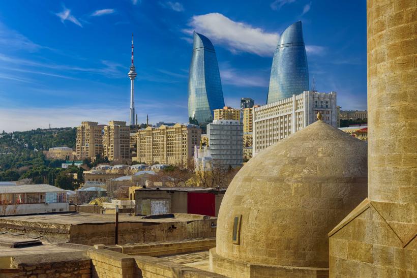 Historické budovy a moderné veže v Baku.