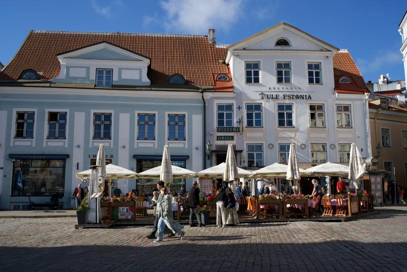 Mestské centrum v meste Tallinn, historické budovy a ľudia.