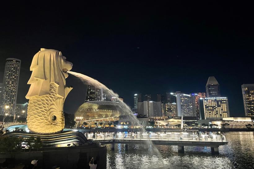 Moderné večerné mesto Singapur.