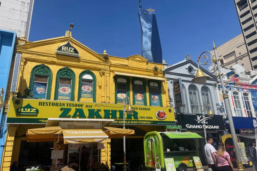 Tradičné mesto Kuala Lumpur a moderné.