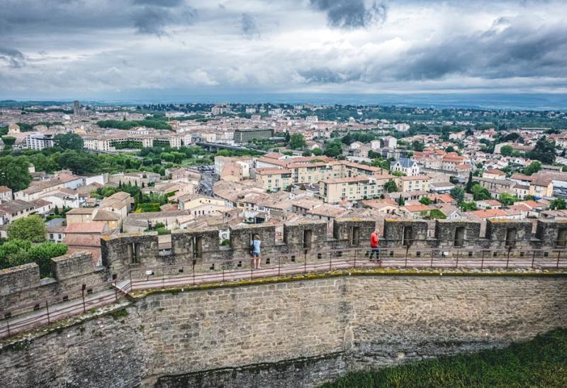 Pohaľad na mesto Carcassonne a jeho hradby.