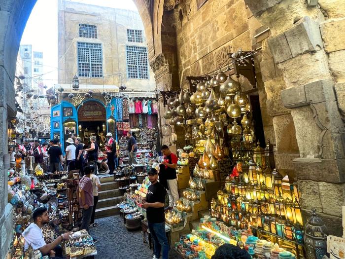 Trhovisko Khan el Khalili s rôznym rovarom v meste Káhira