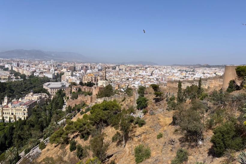 Pohľad na pevnosť Alcazaba a mesto Malaga.