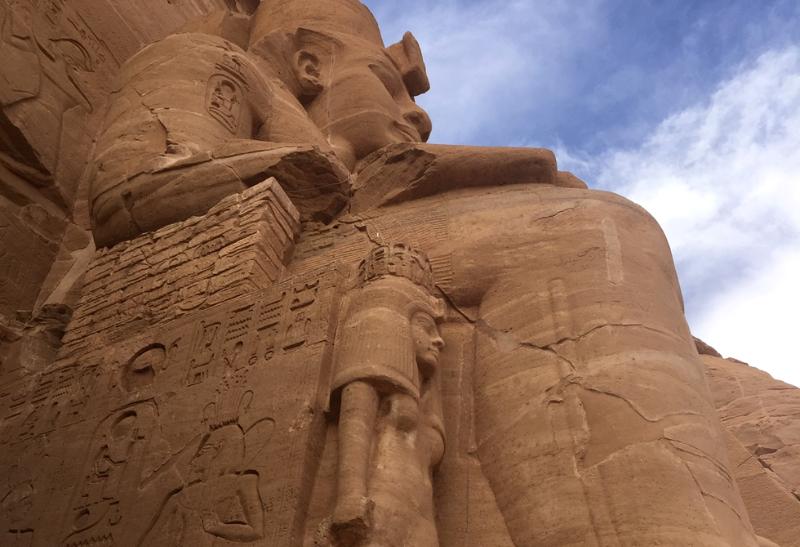 socha Ramessa II. v Abu Simbel