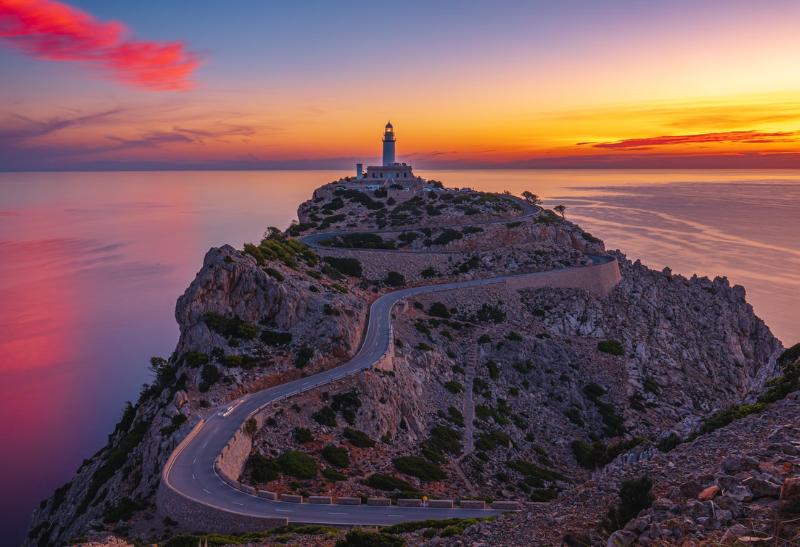 Cap de Formentor - maják na skale a more pri západe slnka.