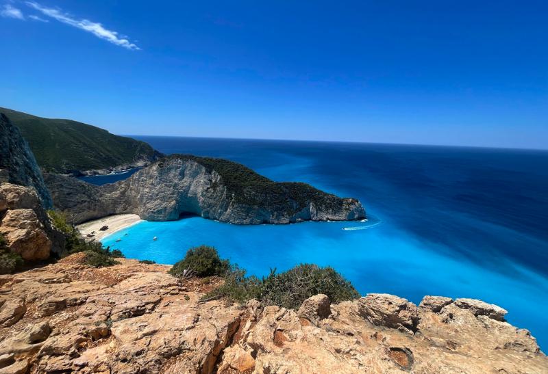 Útesy a slávna pláž Navagio so stroskotanou loďou.